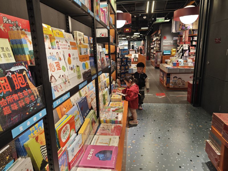 今天刮着超级大的风，本来没打算出门，但是要物业交割和户口确认就带着孩子出门了