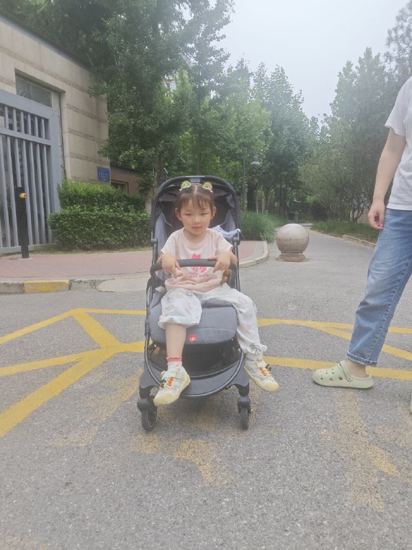 隔壁邻居一直不让我们把鞋子放在外面，可是家里实在是没有空间里，无奈退步买了个宜家的鞋柜