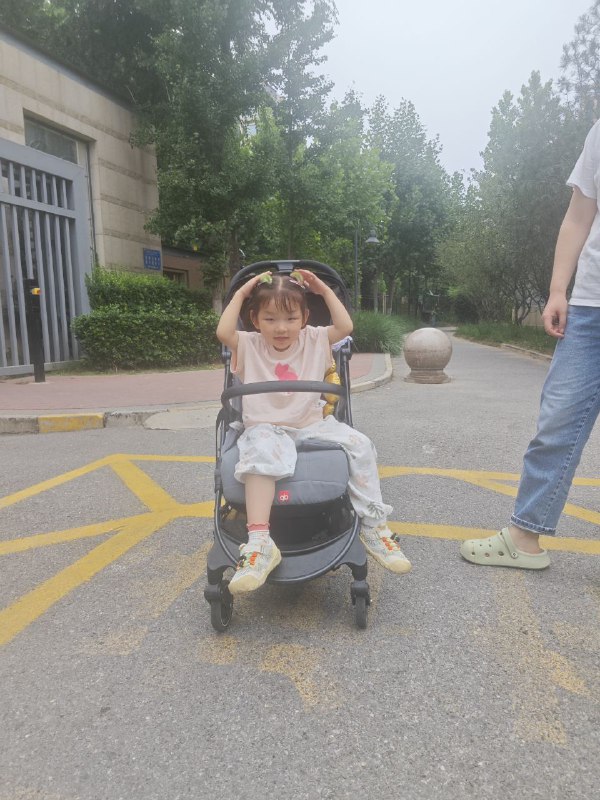 隔壁邻居一直不让我们把鞋子放在外面，可是家里实在是没有空间里，无奈退步买了个宜家的鞋柜