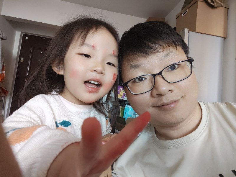 今天买了个带印章的糖果，然后脸就这样了