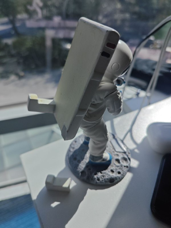 手机支架掉地上摔坏了