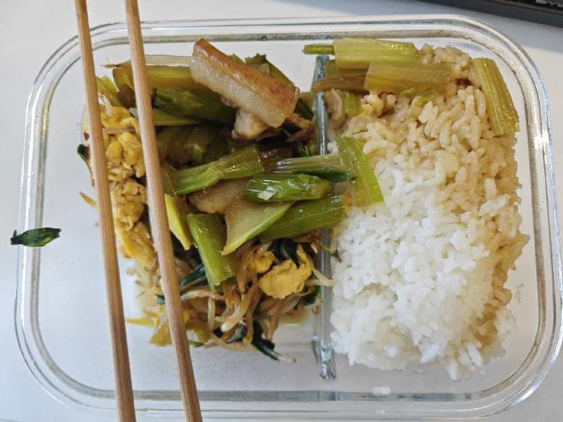 今天做的芹菜炒腊肉和豆芽韭菜炒鸡蛋