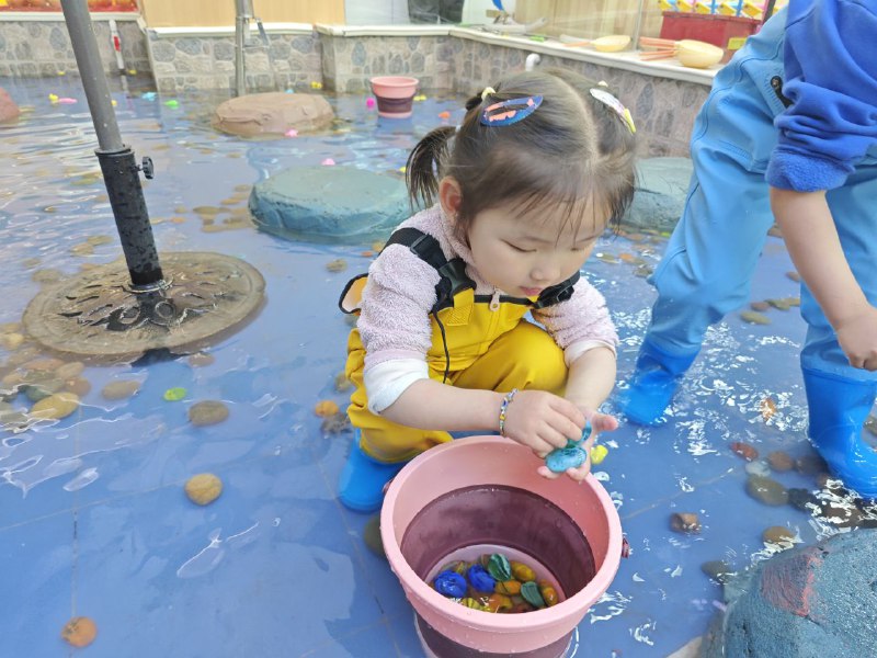 今天刮着超级大的风，本来没打算出门，但是要物业交割和户口确认就带着孩子出门了