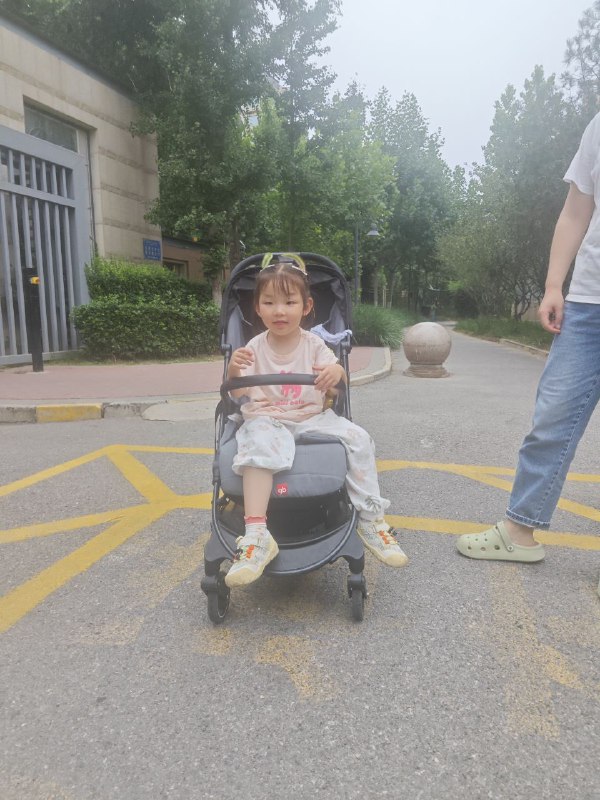 隔壁邻居一直不让我们把鞋子放在外面，可是家里实在是没有空间里，无奈退步买了个宜家的鞋柜