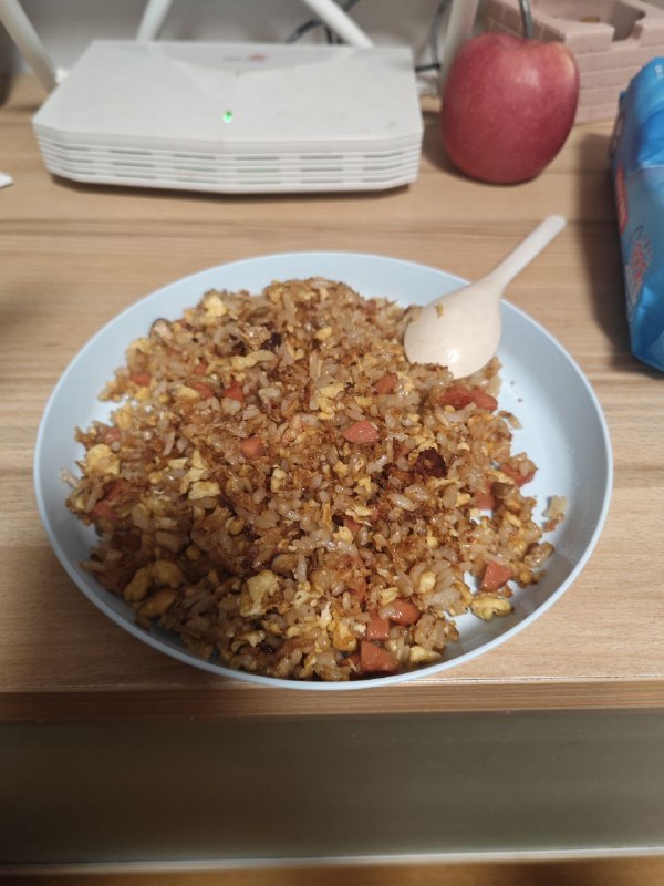 昨天剩的米饭，弄了点鸡蛋火腿和蘑菇，给孩子做了个蛋炒饭